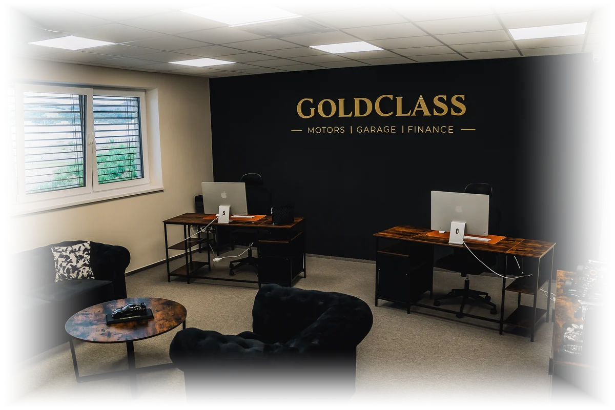 Kancelária GoldClass, na stene logo GoldClass Motors, Garage a Finance.